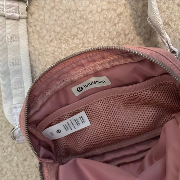 Lululemon Everywhere Crossbody Bag Pink Pastel / White Opal - Picture 4 of 6